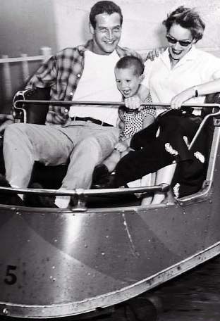 Jackie Witte: The Revealing Story of Paul Newman’s First Wife Jackie Witte and Paul Newman with their son Scott Newman (1955).