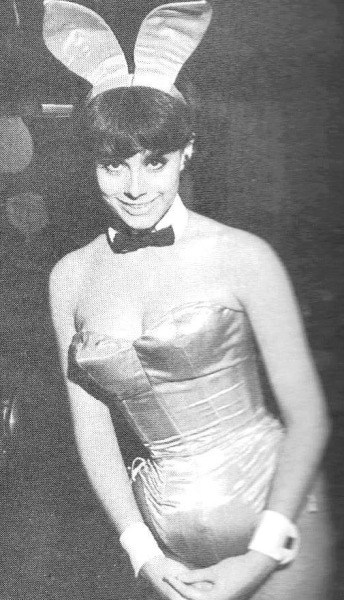 Sara Lownds als Playboy Bunny.
