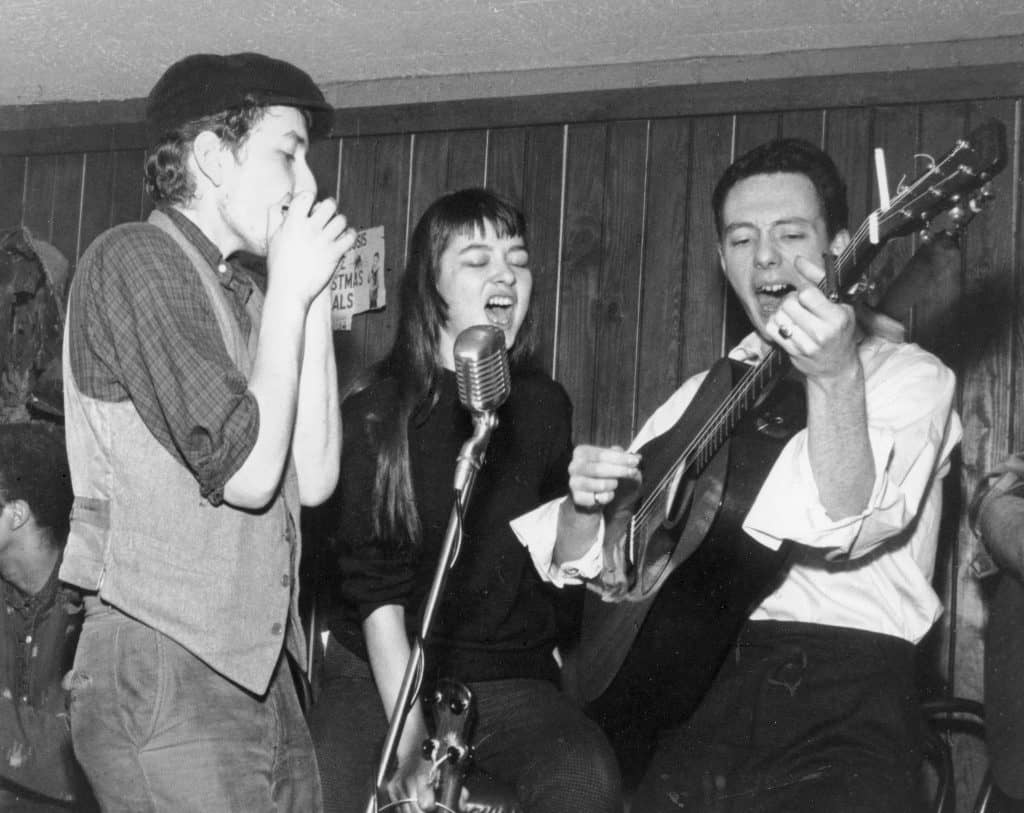 Karen Dalton: The Powerful Folk Singer You've Probably Never Heard Of Bob Dylan, Karen Dalton, and Fred Neil at the Cafe Wha? in 1961 (Photo by Fred W. McDarrah)