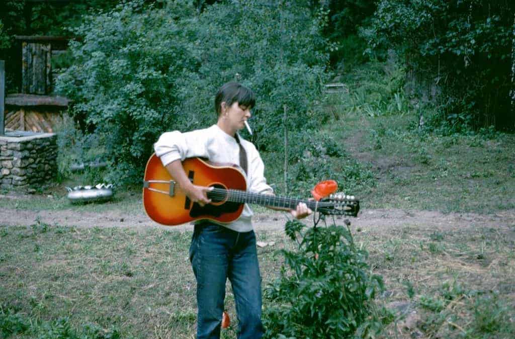 Karen Dalton: The Powerful Folk Singer You've Probably Never Heard Of Karen Dalton outside her Summerville, Colorado, home in 1966.