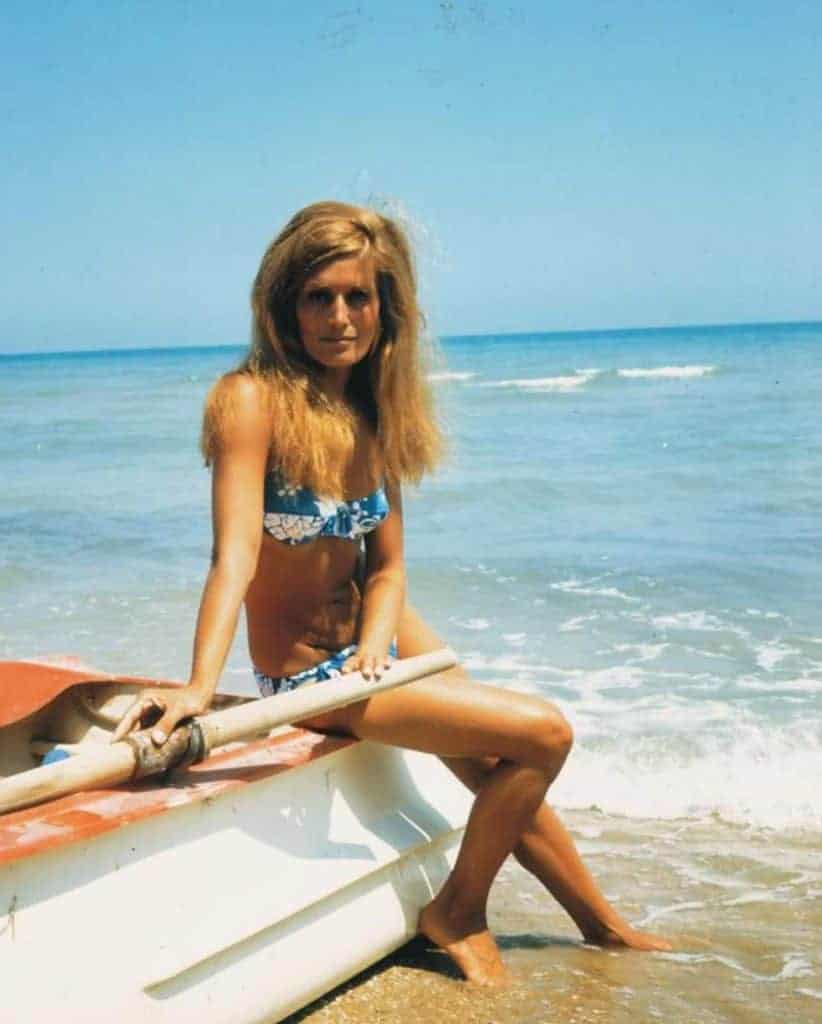 Dalida has fun on the beach of Senigallia, Italy, during a break of the laborious Cantagiro 1968 Tour in July 1968.