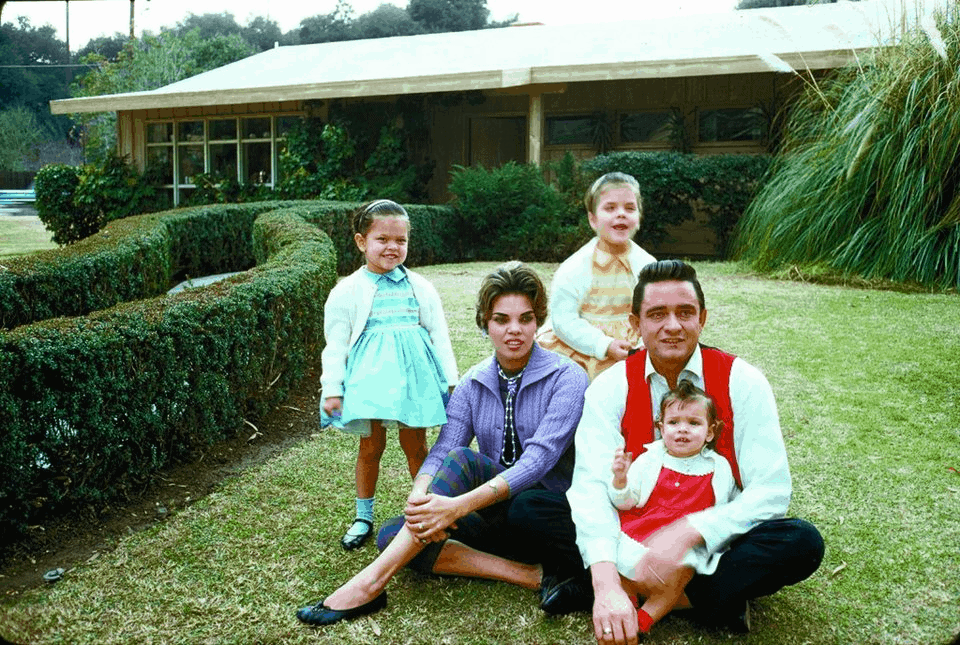Vivian Liberto: Johnny Cash's First Wife Vivian Liberto, Johnny Cash and their family (1960).