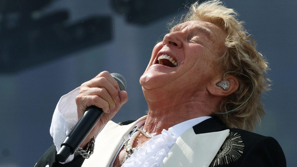 Rod Stewart ─ The Story Behind His Raspy Voice and How It Defined Rock Rod Stewart