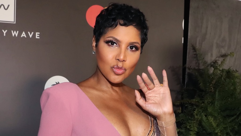 Toni Braxton posing on a red carpet