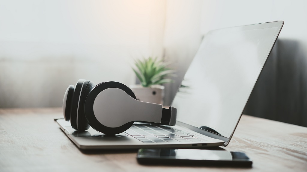7 Best Professional Headphones in 2026 - Top Models for Mixing and Mastering professional headphones