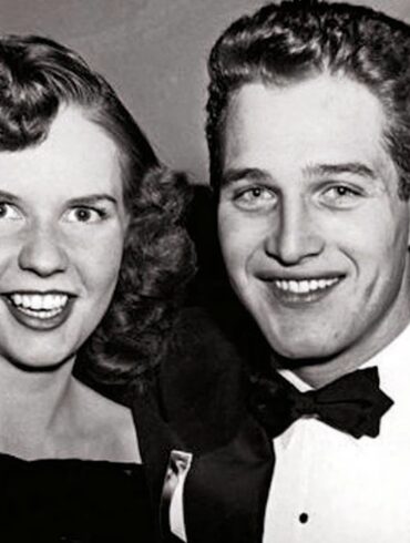 Jackie Witte and Paul Newman poses together in formal evening clothes