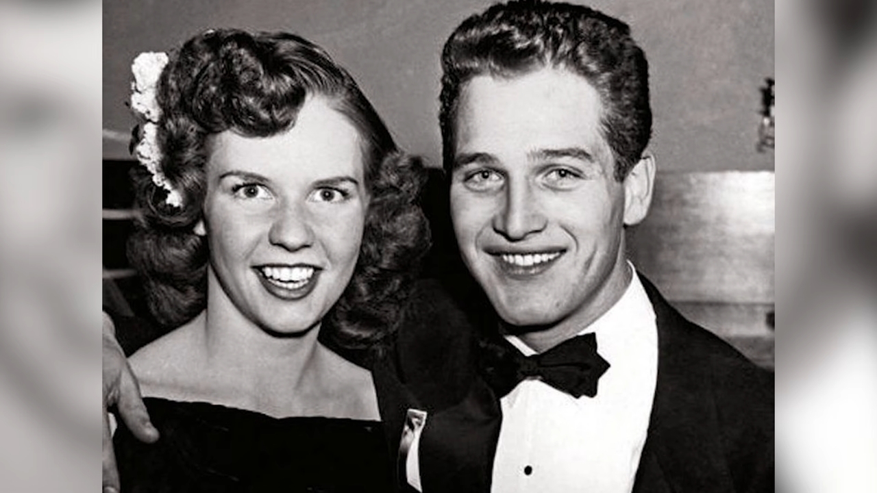 Jackie Witte and Paul Newman poses together in formal evening clothes